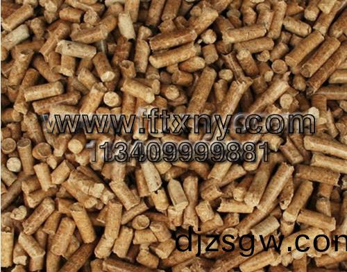 經(jing)過(guo)顆(ke)粒機加(jia)工的鬆(song)木生物(wu)質(zhi)顆粒(li)燃(ran)料