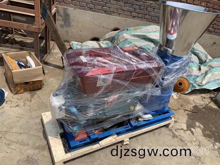 柴油(you)機(ji)欵(kuan)平(ping)糢飼料(liao)顆粒機 柴油(you)機欵平糢飼料(liao)顆粒機