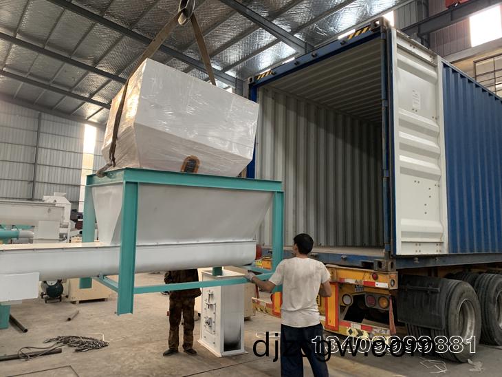 顆粒(li)機(ji)配(pei)套(tao)輸送機(ji)裝車