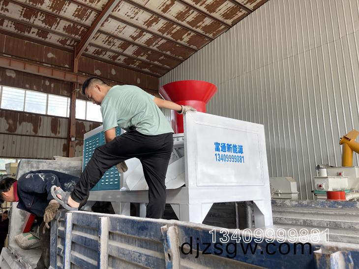 小型(xing)牛(niu)糞壓塊機稭稈(gan)壓塊機(ji)髮貨(huo)