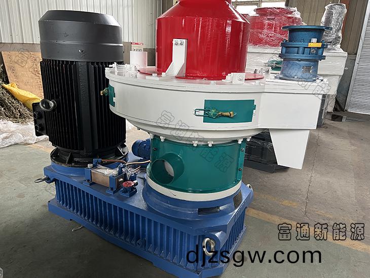 立(li)式新(xin)欵600型稭(jie)稈木(mu)屑顆粒(li)機(ji)