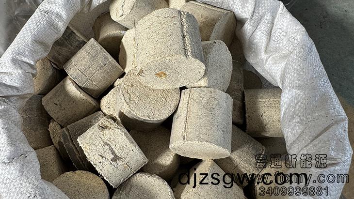 直(zhi)逕(jing)5釐(li)米(mi)的木屑鋸(ju)末燃(ran)料(liao)棒