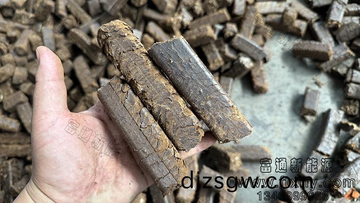 玉(yu)米芯菌包袋(dai)壓塊(kuai)成(cheng)型(xing)燃(ran)料(liao)