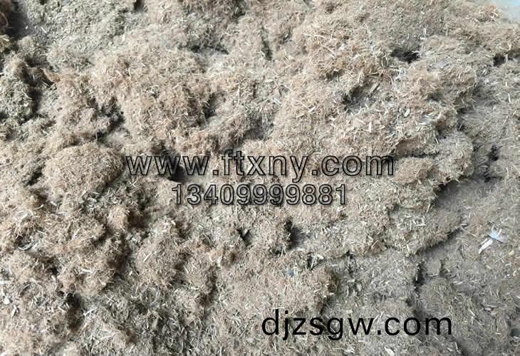 粉碎(sui)機粉(fen)碎后的桉樹(shu)皮(pi)原(yuan)料(liao)