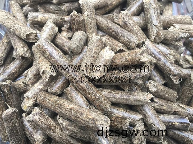 稭稈顆(ke)粒機(ji)壓製的(de)玉米(mi)稭稈顆粒燃料(liao) 稭稈(gan)顆(ke)粒機(ji)壓(ya)製(zhi)的玉米稭(jie)稈(gan)顆(ke)粒燃(ran)料(liao)